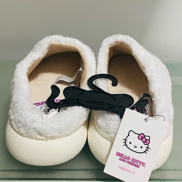 (L) Hello Kitty Valentine’s Slippers - Picture 4 of 7